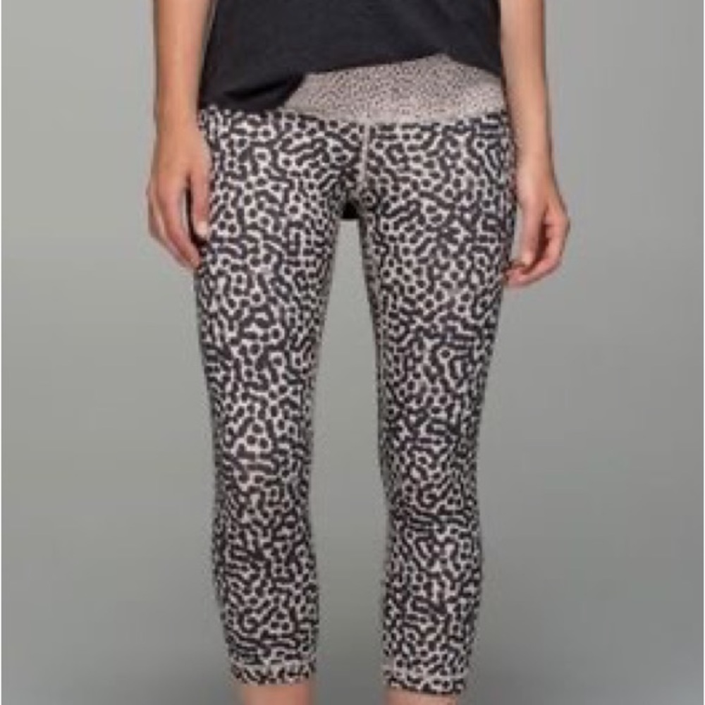 Lululemon Mob Wife leopard hi-rise or roll-down waist leggings size 10 EUC